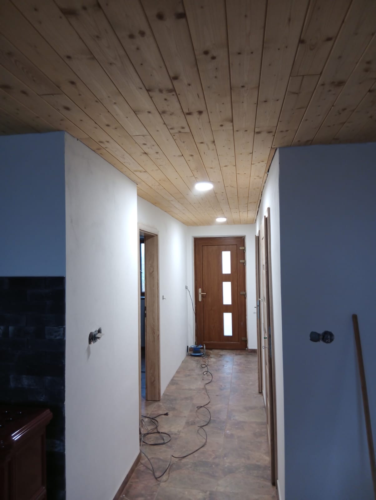 Kompletní realizace interiéru včetně dlažby a obložení stropu