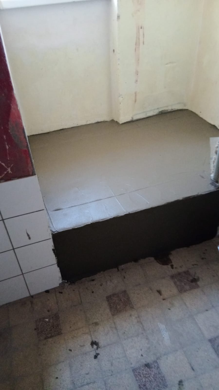 Přizdění soklu pro instalaci pračky